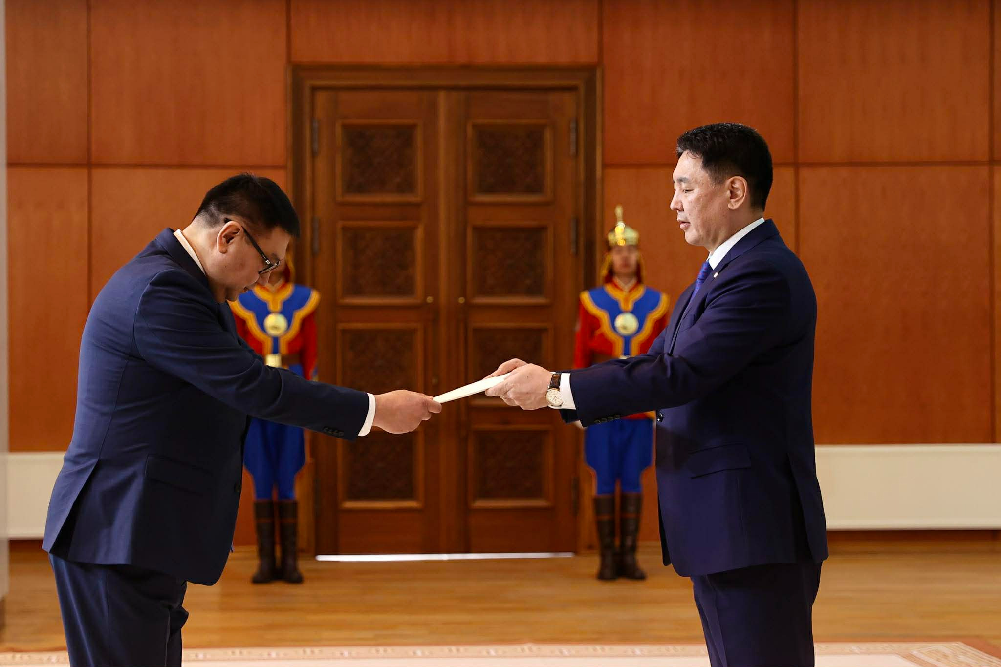 Киргиз Улсын Элчин сайд Итгэмжлэх жуух бичгээ өргөн барилаа